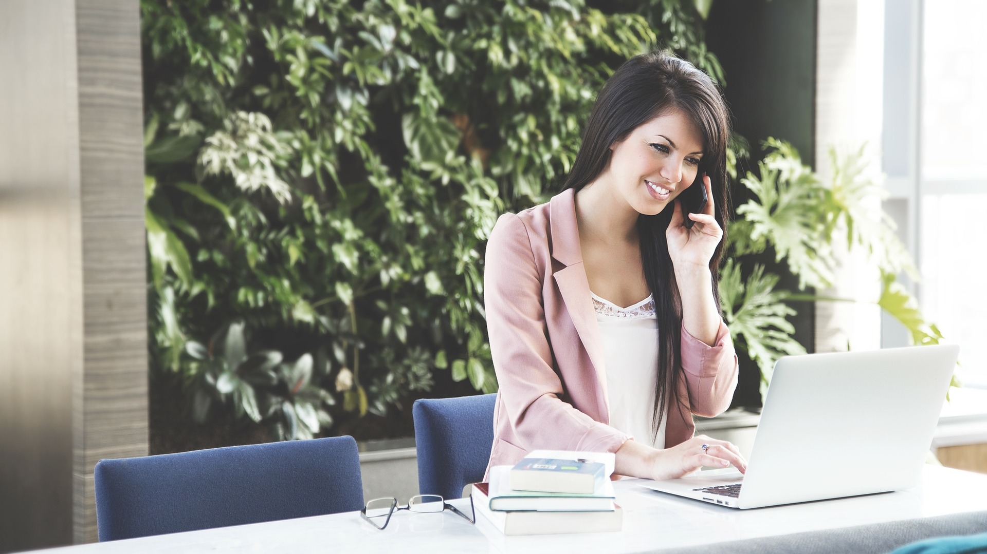 Pros and Cons of Hosted VoIP Phone Systems (Hosted PBX) and On-premises IP PBX Phone Systems 